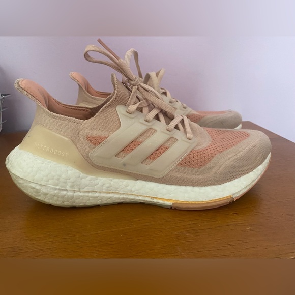 ⭐️Adidas Ultra Boost⭐️ - Picture 1 of 3